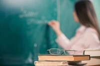 Підвищення зарплат вчителям: що обіцяє нова влада і що вже провалили попередники